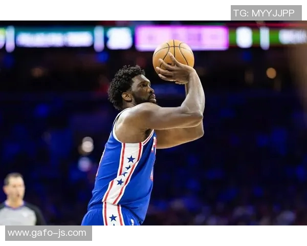 乔尔恩比德如何运用对抗策略在比赛中战胜顶级中锋的技巧分析