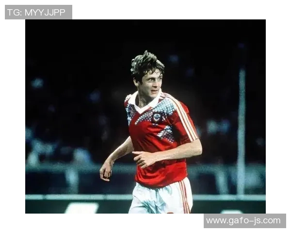 历史上被公认为最伟大的足球明星及其传奇成就解析