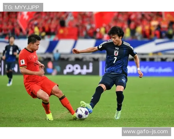 国足在世预赛中以0比1不敌日本队遗憾失利展现出顽强拼搏精神